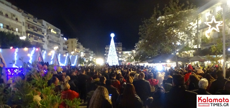 Με βεγγαλικά και μουσικές άναψε το χριστουγεννιάτικο δέντρο στην Καλαμάτα 78