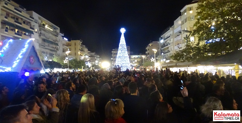 Με βεγγαλικά και μουσικές άναψε το χριστουγεννιάτικο δέντρο στην Καλαμάτα 17