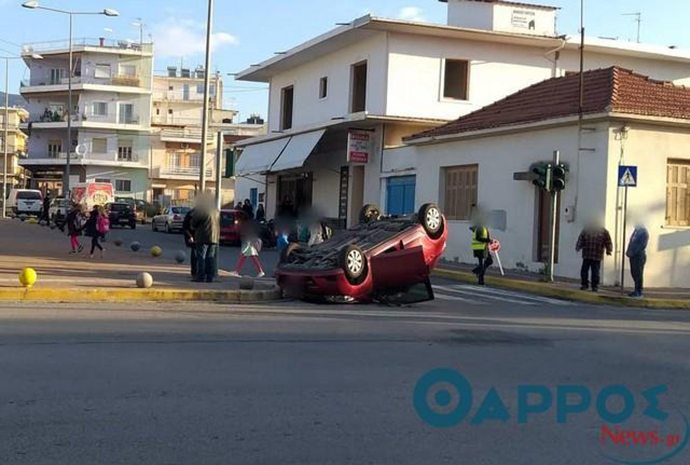 Αναποδογύρισε αυτοκίνητο μπροστά από το 3ο Δημοτικό Σχολείο Καλαμάτας 6