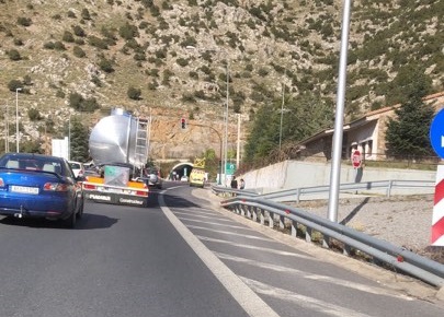 Τροχαίο στη σήραγγα Αρτεμισίου, έχει διακοπεί η κυκλοφορία 22