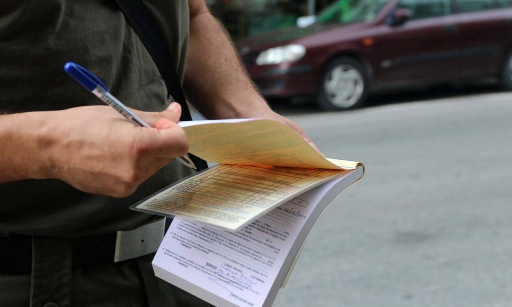 Αδιόρθωτοι οι Έλληνες οδηγοί: Εκατοντάδες κλήσεις για στάθμευση σε ράμπες και θέσεις ΑμΕΑ 1