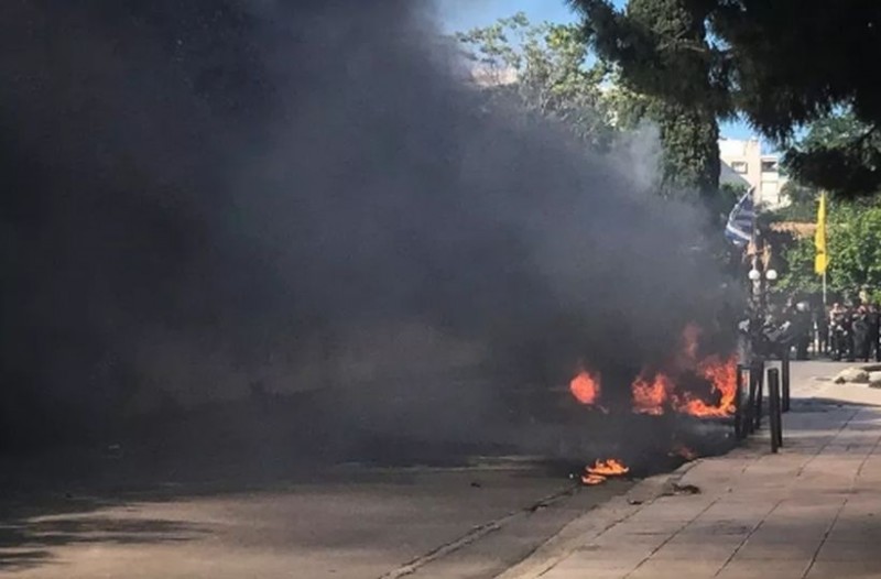 Ισχυρή έκρηξη σε πάρκινγκ! Καίγονται αυτοκίνητα 17