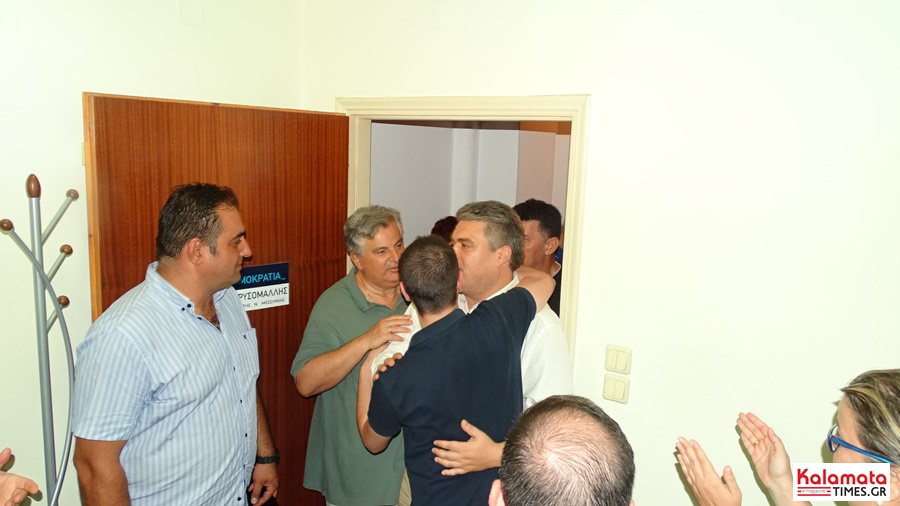 Χαμός στο εκλογικό κέντρο του Μίλτου Χρυσομάλλη! 30