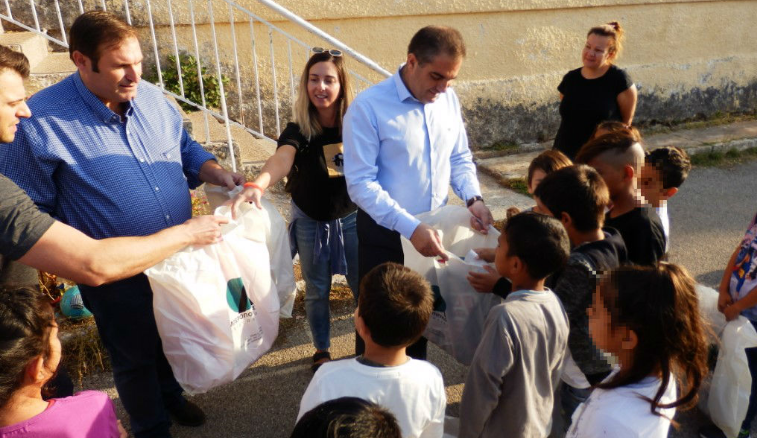 Σχολικά είδη σε 40 παιδιά καταγωγής Ρομά στο Δημοτικό Σχολείο Πλατέος προσέφερε ο Δήμαρχος 6