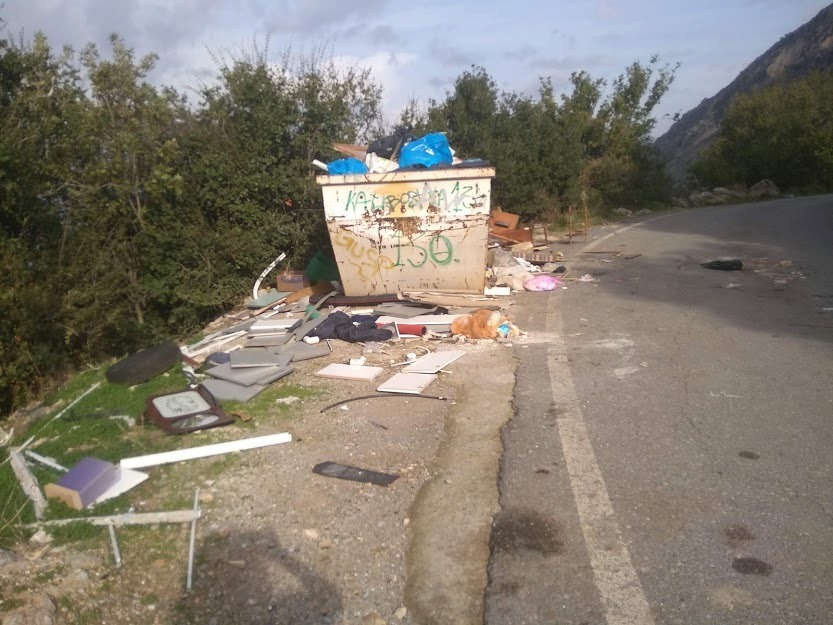 Σκουπίδια και δυσωδία στη Βέργα 13