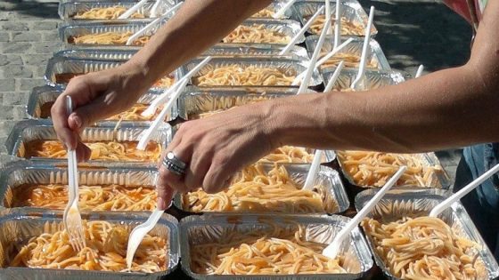 Διανομή κατ’ οίκον για το δημοτικό συσσίτιο στην Καλαμάτα