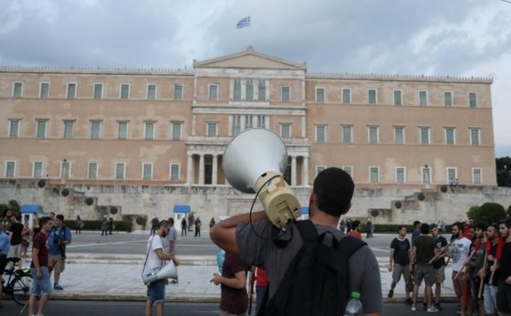 Υπερψηφίστηκε το νομοσχέδιο για τις διαδηλώσεις «αντάρτικο» ο Γιώργος Παπανδρέου