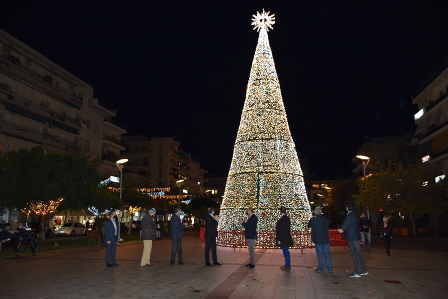 Η Καλαμάτα φοράει τα γιορτινά της ενόψει Χριστουγέννων 4