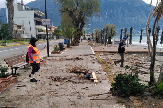 Συνεργεία του Δήμου Καλαμάτας καθαρίζουν μετά τα πλημμυρικά φαινόμενα