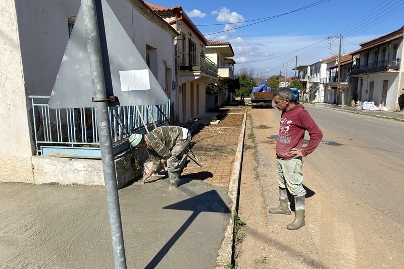 Ο Δήμαρχος Μεσσήνης επέβλεψε την κατασκευή πεζοδρομίων σε Νέα Κορώνη και Ανάληψη 1