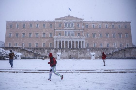 Καιρός: Εκχιονιστικό στο Κολωνάκι έβγαλε η κακοκαιρία Μήδεια – Χιόνια στο Σύνταγμα