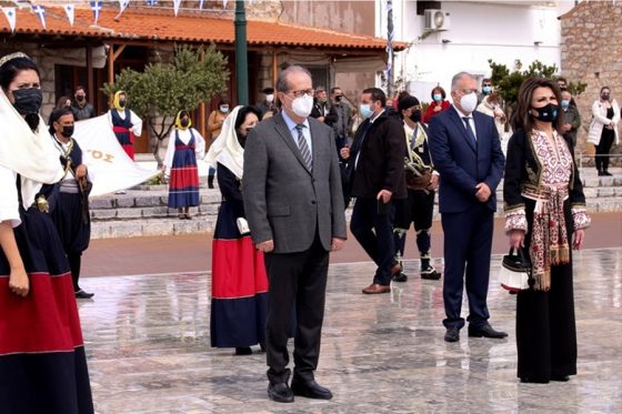 Η Γιάννα Αγγελοπούλου με παραδοσιακή ενδυμασία στη Μάνη