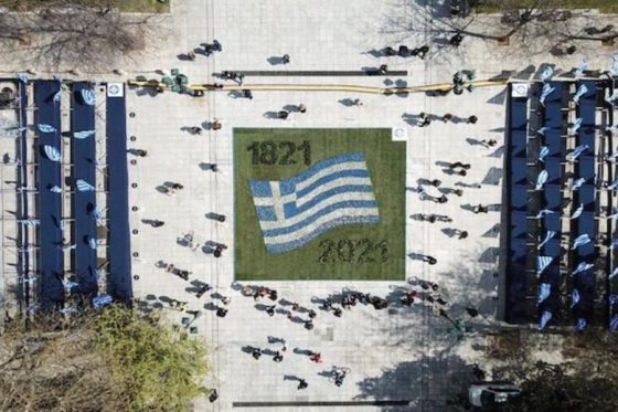 25η Μαρτίου: Εντυπωσιακές εικόνες της γαλανόλευκης Αθήνας από ψηλά