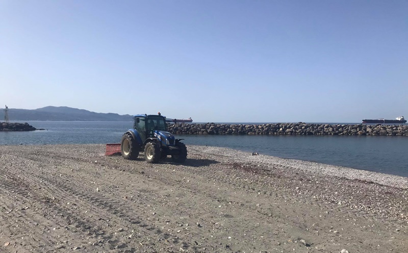 Μηχάνημα του Δήμου καθαρίζει τη Δυτική Παραλία - Εργασίες και στην οδό Ναυαρίνου 5