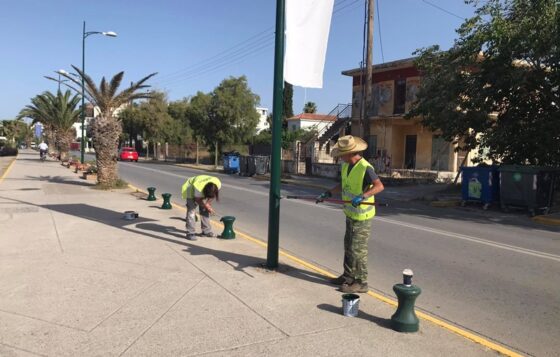 Μηχάνημα του Δήμου καθαρίζει τη Δυτική Παραλία - Εργασίες και στην οδό Ναυαρίνου 20