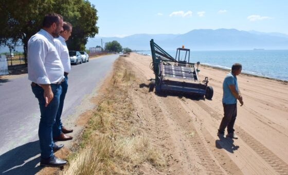 Μηχανήματα του Δήμου καθαρίζουν τη Δυτική Παραλία