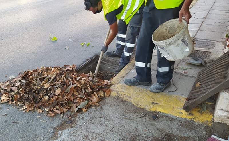 Συνεργεία της ΔΕΥΑ Καλαμάτας καθαρίζουν τα φρεάτια 5