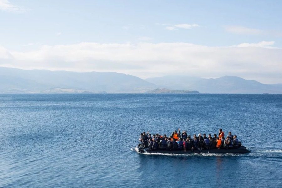 Ναυάγιο με 100 Αφγανούς κοντά στην Πάρo 3