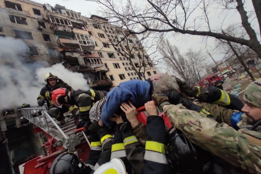 Βομβάρδισαν πολυκατοικία εννιά ορόφων στο Κίεβο 7