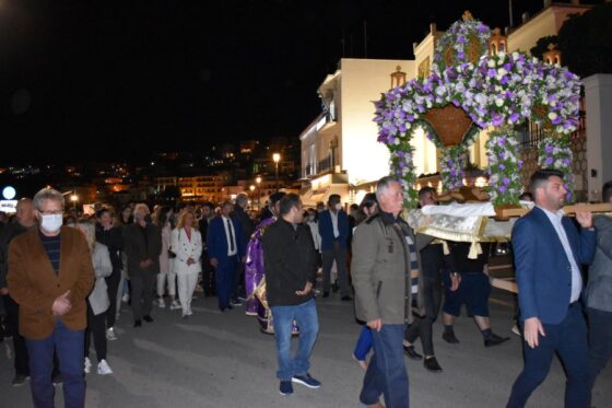 Με κατάνυξη και θρησκευτική ευλάβεια η περιφορά του Επιταφίου στην Πύλο