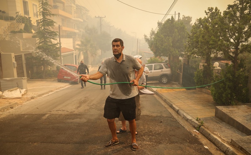 Φωτιά στη Βούλα: Εκκενώνονται οικισμοί, γηροκομείο και τα Παιδικά Χωριά SOS 1