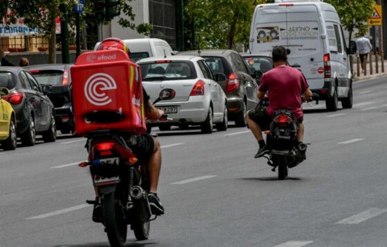 Στο τραπέζι ο ΚΟΚ για τα δίκυκλα των ντελιβεράδων. Τι εξετάζει η Κυβέρνηση;