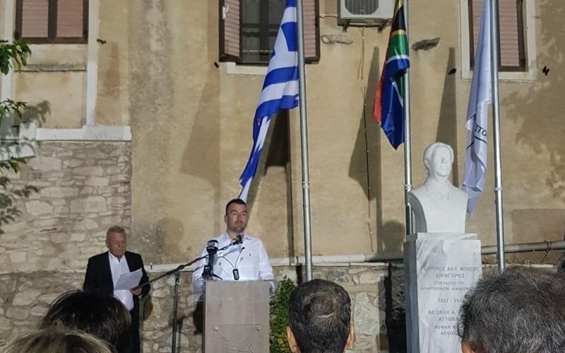 O Γραμματέας Ν.Ε ΠΑΣΟΚ Μεσσηνίας Γιάννης Νικολακόπουλος στα αποκαλυπτήρια της προτομής του Γιώργου Μπίζου στο Βασιλίτσι 1