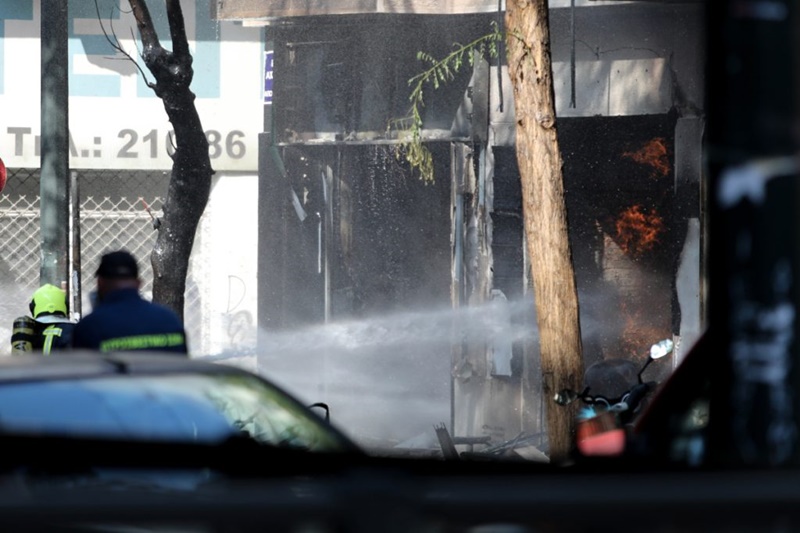 Ένας σοβαρά εγκαυματίας και ένας εγκλωβισμένος από έκρηξη σε κατάστημα στην Αχαρνών 7