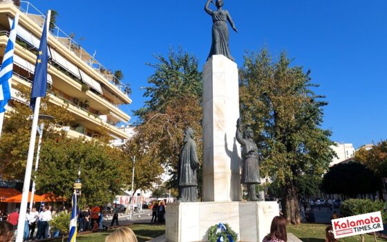 Κατάθεση στεφάνων από μαθητές για την επέτειο του «ΟΧΙ» στην Καλαμάτα