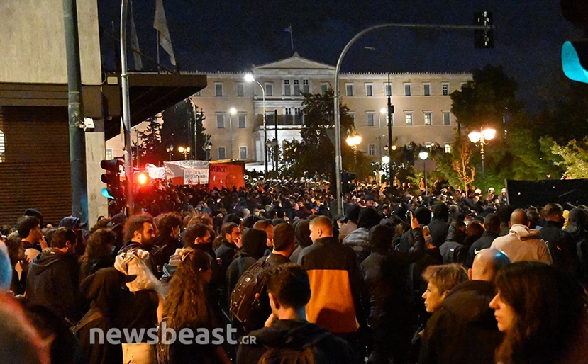 Πολυτεχνείο: Σε εξέλιξη η πορεία προς την αμερικανική πρεσβεία – Ένταση και μολότοφ στην Κλαυθμώνος 14