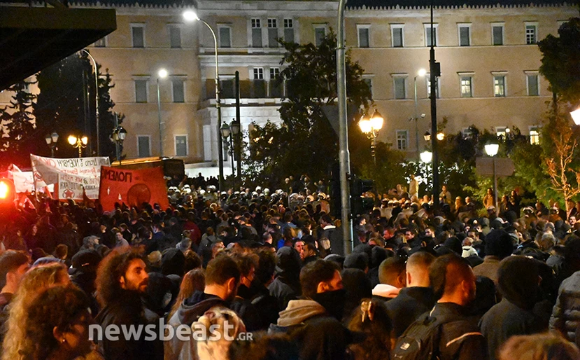 Πολυτεχνείο: Σε εξέλιξη η πορεία προς την αμερικανική πρεσβεία – Ένταση και μολότοφ στην Κλαυθμώνος 15