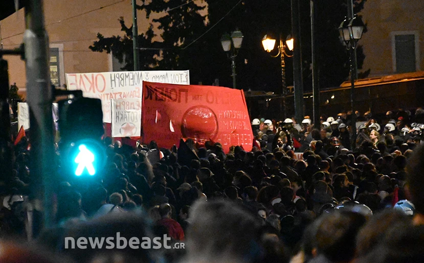 Πολυτεχνείο: Σε εξέλιξη η πορεία προς την αμερικανική πρεσβεία – Ένταση και μολότοφ στην Κλαυθμώνος 16