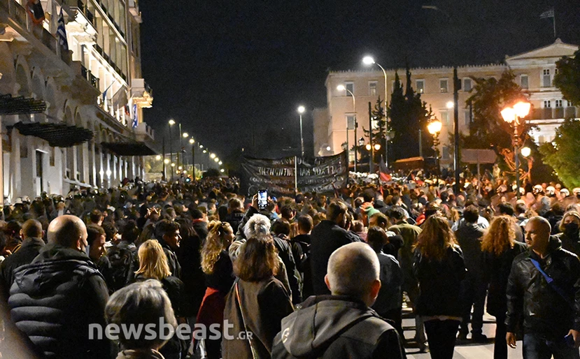 Πολυτεχνείο: Σε εξέλιξη η πορεία προς την αμερικανική πρεσβεία – Ένταση και μολότοφ στην Κλαυθμώνος 13