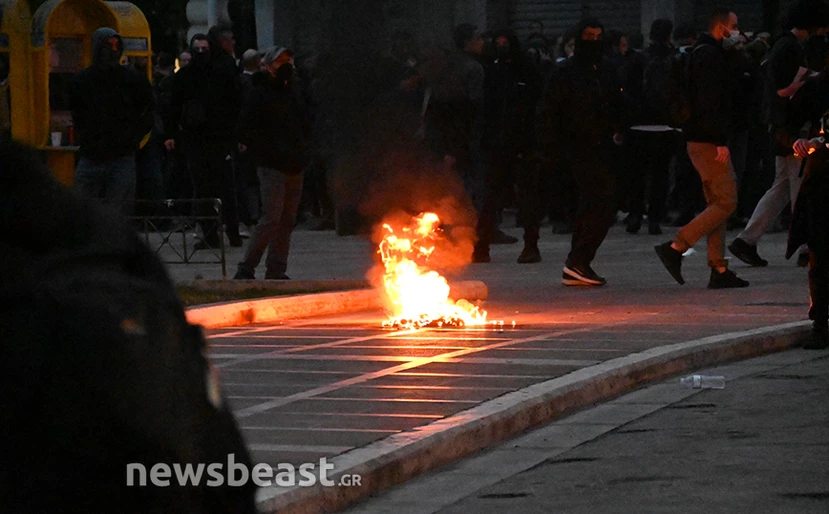 Πολυτεχνείο: Σε εξέλιξη η πορεία προς την αμερικανική πρεσβεία – Ένταση και μολότοφ στην Κλαυθμώνος 12