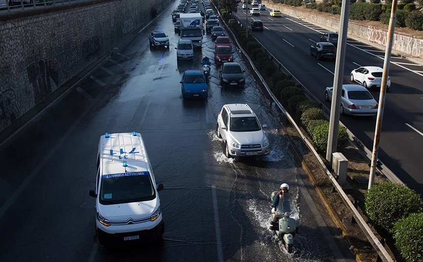 Κηφισός: Σταμάτησε η ροή από τον σπασμένο αγωγό – Χτυπήθηκε από φορτηγό που δεν τήρησε τον περιορισμό ύψους 6