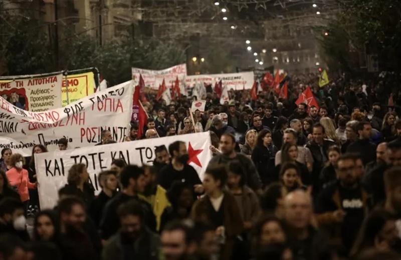 Πολυτεχνείο: Σε εξέλιξη η πορεία προς την αμερικανική πρεσβεία – Ένταση και μολότοφ στην Κλαυθμώνος 11