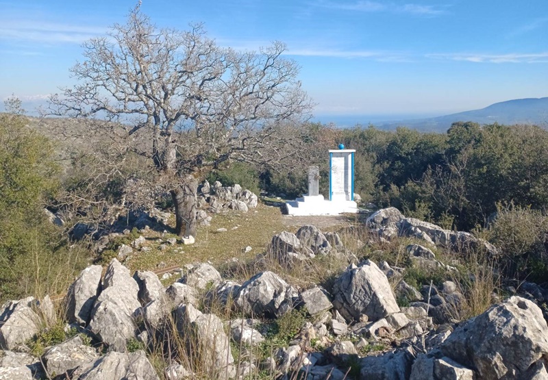 εθνική εορτή με σκισμένη ελληνική σημαία στο μανιάκι μεσσηνίας 12