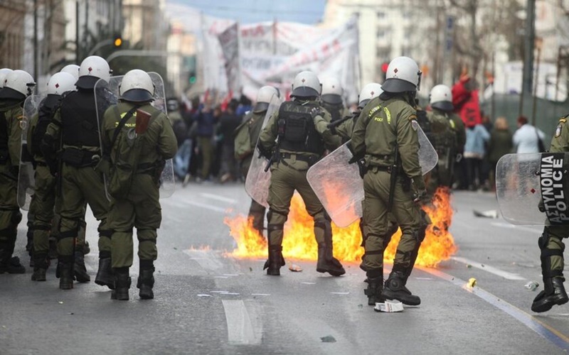 Επεισόδια στο Σύνταγμα στην πορεία για τα Τέμπη: Μολότοφ, πέτρες και χημικά 1