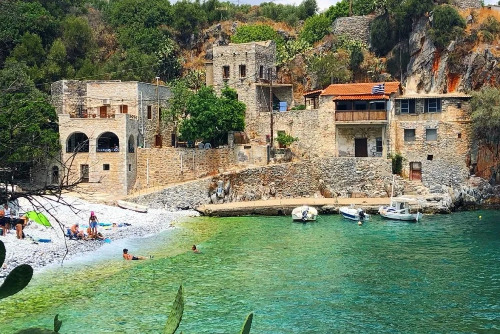 Η μυστική παραλία της Μάνης που κρύβει έναν σπάνιο «θησαυρό» 3