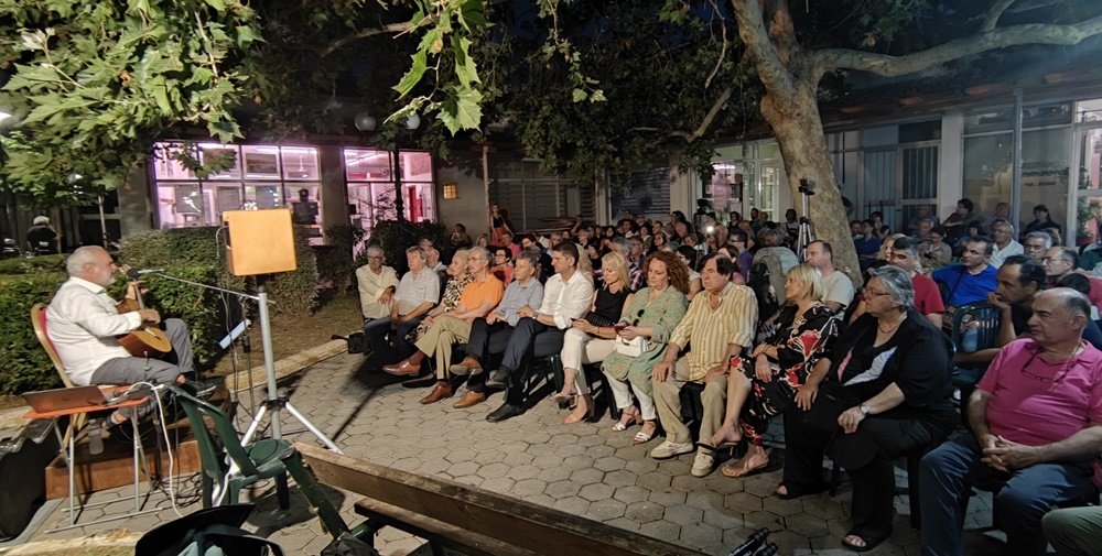 Γκρεκάνικα τραγούδια πλημμύρισαν την πλατεία Μαρίνου Αντύπα στη Μεσσήνη 4