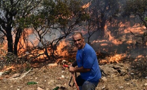 Δραματικές εικόνες: Καίγονται σπίτια στον Δήμο Σαρωνικού