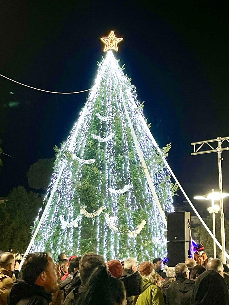 Με φώτα, στολίδια και μουσική φωταγωγήθηκε το χριστουγεννιάτικο δέντρο στη Μεσσήνη 2