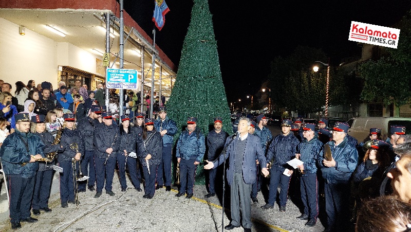 Φωταγωγήθηκε το Χριστουγεννιάτικο δέντρο στην Κεντρική Αγορά Καλαμάτας 9