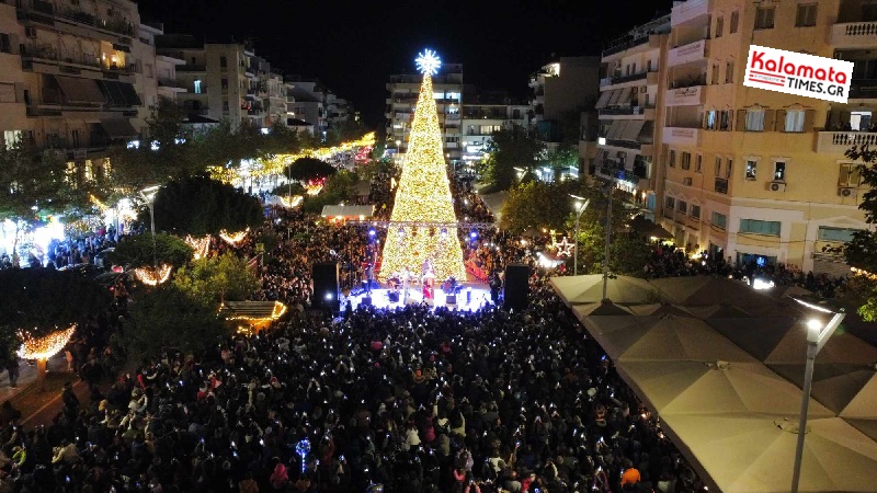 Πλήθος κόσμου παρά το τσουχτερό κρύο στη φωταγώγηση του Χριστουγεννιάτικου δέντρου στην Καλαμάτα 4