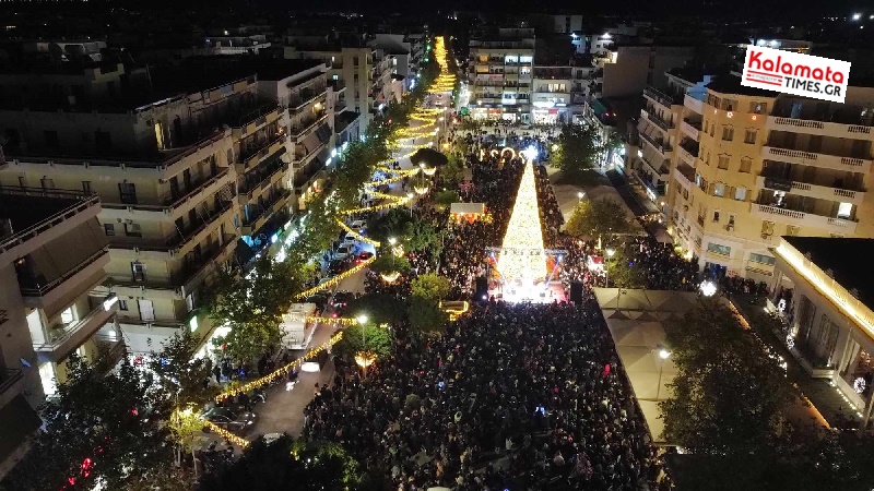 Πλήθος κόσμου παρά το τσουχτερό κρύο στη φωταγώγηση του Χριστουγεννιάτικου δέντρου στην Καλαμάτα 7