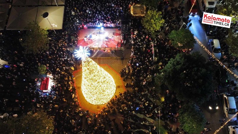 Πλήθος κόσμου παρά το τσουχτερό κρύο στη φωταγώγηση του Χριστουγεννιάτικου δέντρου στην Καλαμάτα 10