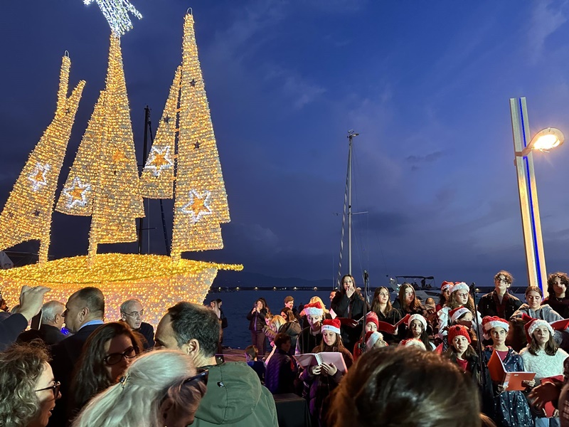 Φωταγωγήθηκε το Χριστουγεννιάτικο καράβι στο λιμάνι της Καλαμάτας 4