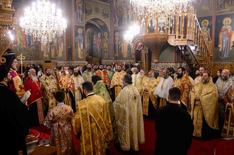 Πλήθος πιστών στον Εσπερινό των Χριστουγέννων στην Καλαμάτα 21