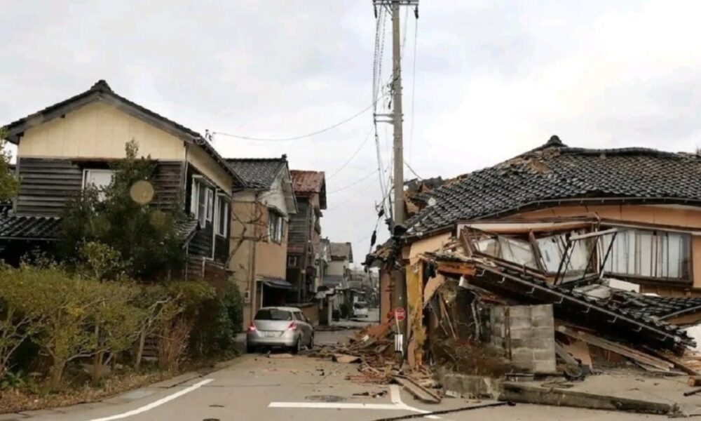 7,4 Ρίχτερ συγκλόνισαν στην Ιαπωνία ‑ Μεγάλες ζημιές σε σπίτια, άνοιξαν δρόμοι, «φούσκωσαν» ποτάμια 1