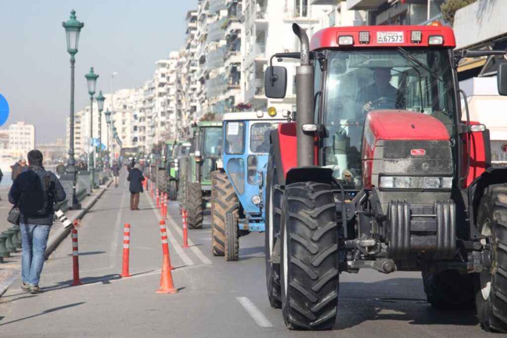 Εκατοντάδες τρακτέρ μπήκαν στην πόλη με μαύρες σημαίες και ένα φέρετρο 3
